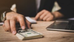 В Казахстане стали чаще предлагать взятки, но реже их брать
