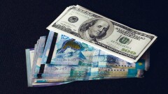 Курс доллара упал сразу на семь тенге на бирже перед выходными