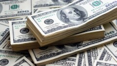 Тенге немного укрепился на бирже к доллару перед выходными