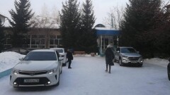 Из охраны – только вахтёр. Дети боятся идти в петропавловскую школу, где произошло кровавое нападение