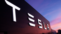 Tesla будет выпускать игрушки, одежду и обувь под маркой Cyberquad