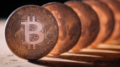 Цена биткоина упала ниже отметки в 30 000 долларов впервые с июля 2021 года