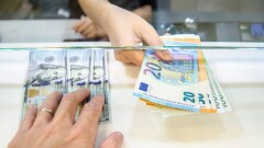 По какому курсу продают и покупают доллары в обменниках Казахстана