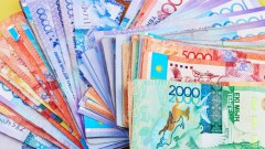 Подпись главы Нацбанка снова будут наносить на купюры тенге