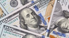 Как изменился курс доллара к тенге на бирже и в обменниках
