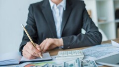 Подозреваемую в хищении крупной суммы казахстанку нашли в Греции