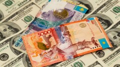 Тенге отреагировал на российско-украинский конфликт обрушением к доллару