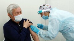 Бердибек Сапарбаев привился казахстанской вакциной от коронавируса