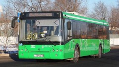 В Алматы наказали водителя автобуса, который рулил локтями со смартфоном в руках