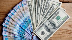 Курс доллара немного снизился к тенге перед выходными