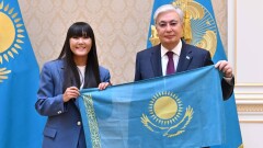 Альпинистка Анар Бурашева вручила Токаеву флаг Казахстана, с которым покорила Эверест