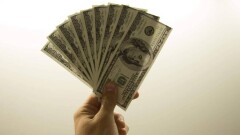 Жителю Алматы, который пытался сбыть около миллиона поддельных долларов, вынесли приговор