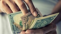Курс доллара на бирже приблизился к отметке 460 тенге