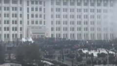 Митингующие в Алматы ворвались в здание городского акимата