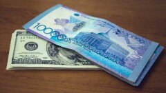 Курс доллара упал на бирже сразу на три тенге