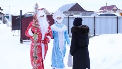 Деды Морозы и Снегурочки, которым рекомендовали не выезжать на дом, развозят детям подарки от акиматов