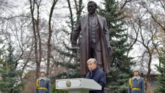 "Дань уважения учителю нации". Президент открыл памятник Ахмету Байтурсынову в Алматы