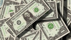 Курс доллара на бирже немного снизился перед выходными