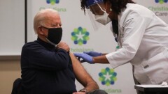 78-летний Джо Байден публично привился от коронавируса вакциной Pfizer