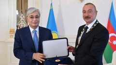 Токаев наградил президента Азербайджана орденом "Алтын Қыран"