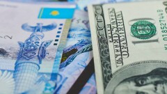 Тенге слабеет к доллару на фоне падения цен на нефть до минимума с сентября