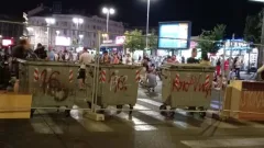 Протестующие перекрыли улицы и возвели баррикады в Белграде