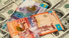 Доллар незначительно укрепляется к тенге на бирже третий день подряд