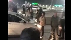 Жители ЖК в Алматы перекрыли оживлённую дорогу в знак протеста против перебоев водоснабжения