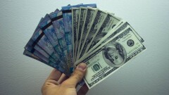 Курс доллара вырос сразу на 5 тенге на бирже