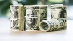 Курс доллара начал неделю с укрепления к тенге на бирже