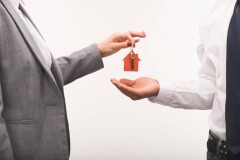 В Алматы частный судоисполнитель незаконно продал заложенное имущество банку