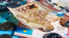 В шести регионах РК не хватает денег, чтобы выплатить по 37 тысяч тенге малообеспеченным к школе