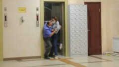 Охранника, который вынес журналистку "Хабара" из здания акимата Алатауского района Алматы, отстранили от работы
