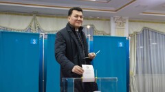 "Реформы президента нашли отклик в обществе". Ерлан Карин проголосовал на выборах в мажилис и маслихаты