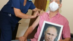 В Аргентине мэр города во время прививки от коронавируса держал в руках портрет Путина