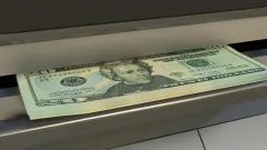 Доллар укрепился к тенге на бирже 19 июня