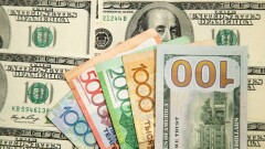 Тенге снизил темпы падения к доллару на бирже