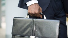 Президент подписал закон об увольнении госслужащих, чьи расходы значительно превышают доходы