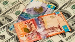 Биржевой курс доллара упал на 4 тенге