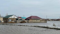 Фонд Булата Утемуратова оказал финансовую помощь 100 семьям после паводков в Актюбинской области 