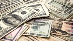 Курс доллара вырос почти на 11 тенге перед выходными