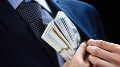 В Кентау чиновника подозревают в получении взяток от бизнесменов за выдачу заключений для введения Ashyq