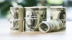Биржевой курс доллара упал до 453,43 тенге перед выходными