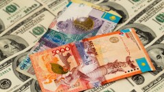 Курс доллара упал на бирже почти на 4 тенге