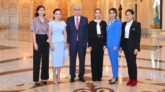 Шахматистки Садуакасова, Абдумалик, Асаубаева встретились с Токаевым