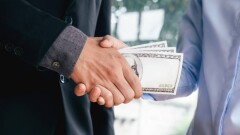 В ВКО сотрудников инспекции транспортного контроля подозревают в получении взяток от водителей при рукопожатии