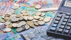 Сколько казахстанцев получают предпенсионную спецвыплату в 200 тысяч тенге
