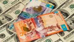 Тенге начал неделю с падения к доллару на бирже