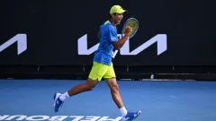 Зангар Нурланулы одержал победу в четвертьфинале юниорского Australian Open, несмотря на судороги в ногах