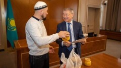 Предприниматель подарил Даниалу Ахметову мёд. Как аким распорядился подарком